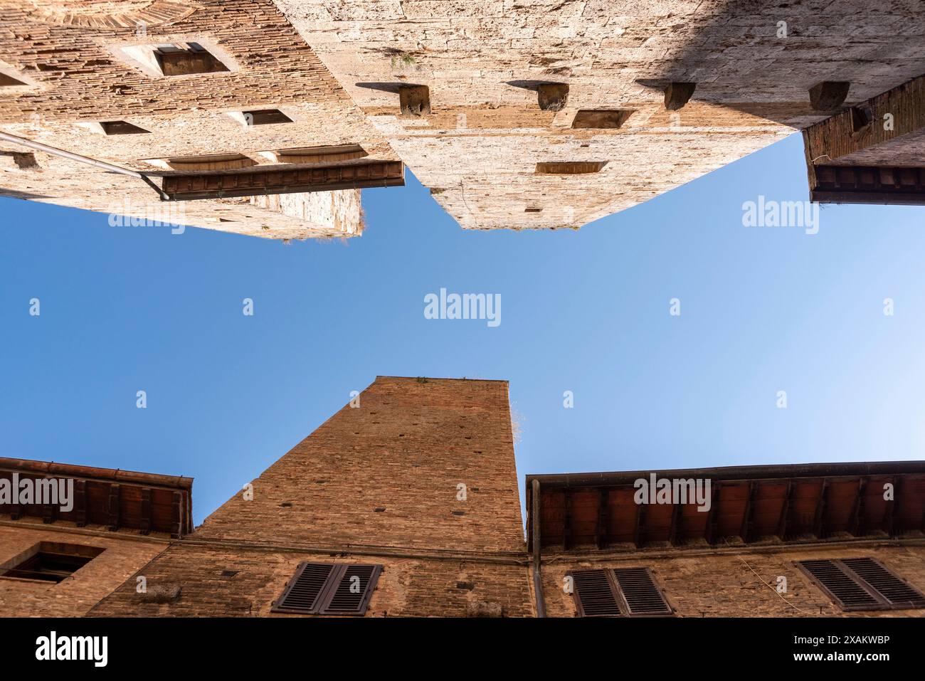 Dans les rues de San Gimignano, vue sur les tours Pettini et Salvucci - Italie Banque D'Images