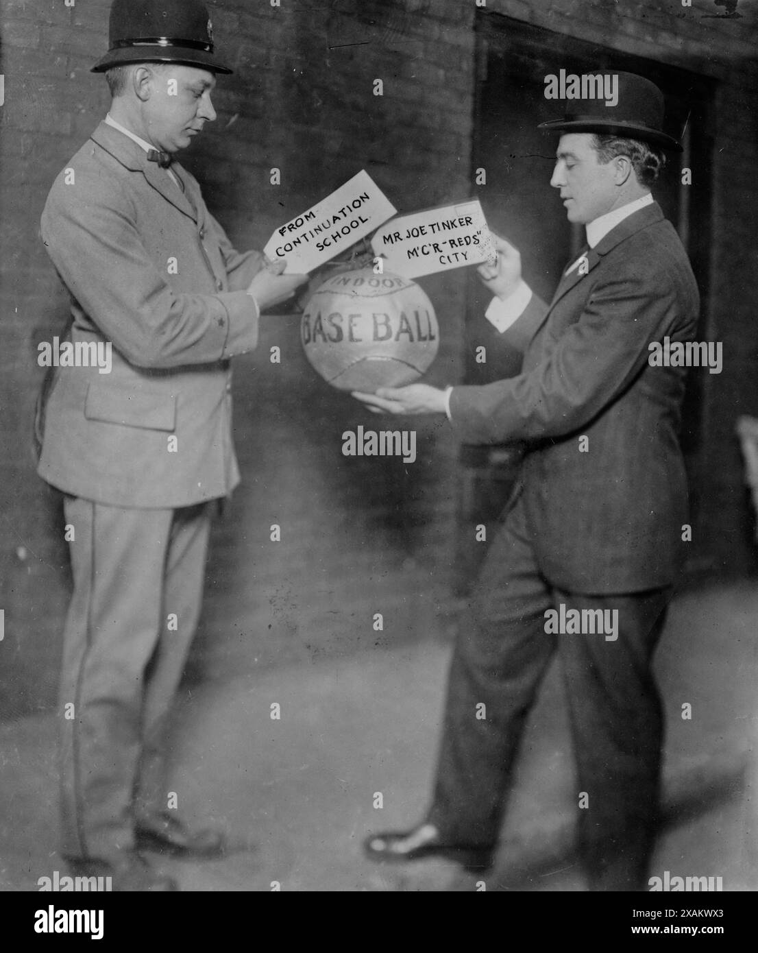 Joe Tinker reçoit le ballon de médecine envoyé par l'école de continuation 1913, 1913. Banque D'Images