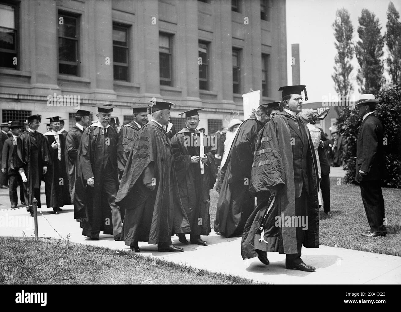 Columbia Alumni, 6/4/13, Dr Carrel, 1913. Montre des anciens élèves au début de l'Université Columbia le 4 juin 1913, y compris Dr Alexis Carrel au centre avec son visage vers la caméra. Carrel a reçu un diplôme honorifique au début. Banque D'Images