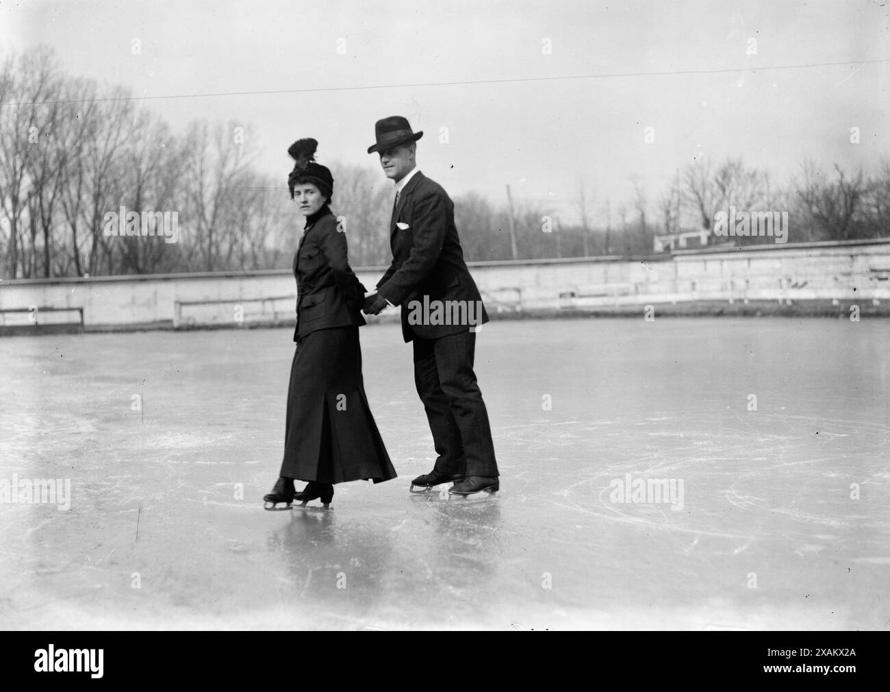 Tirage Albuminé Ancien – Patinage Sur Glace – Circa 1880 – Format 19x24,5 Cm