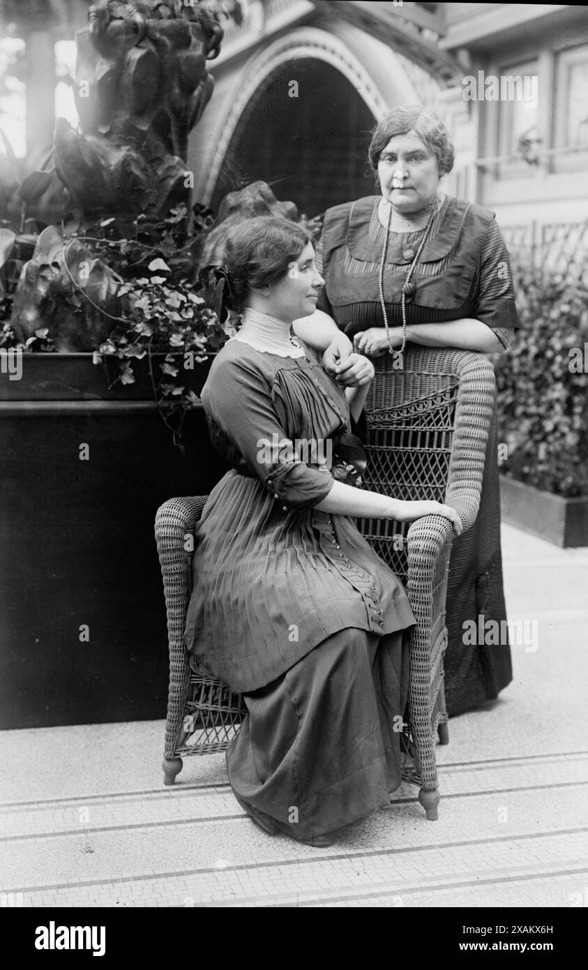 Helen Keller & amp ; MRS Macy, 1913. Montre Helen Keller (1880-1968) avec son professeur Anne Sullivan Macy (1866-1936) possiblement à l'International Flower Show, New York City, avril 1913. Banque D'Images