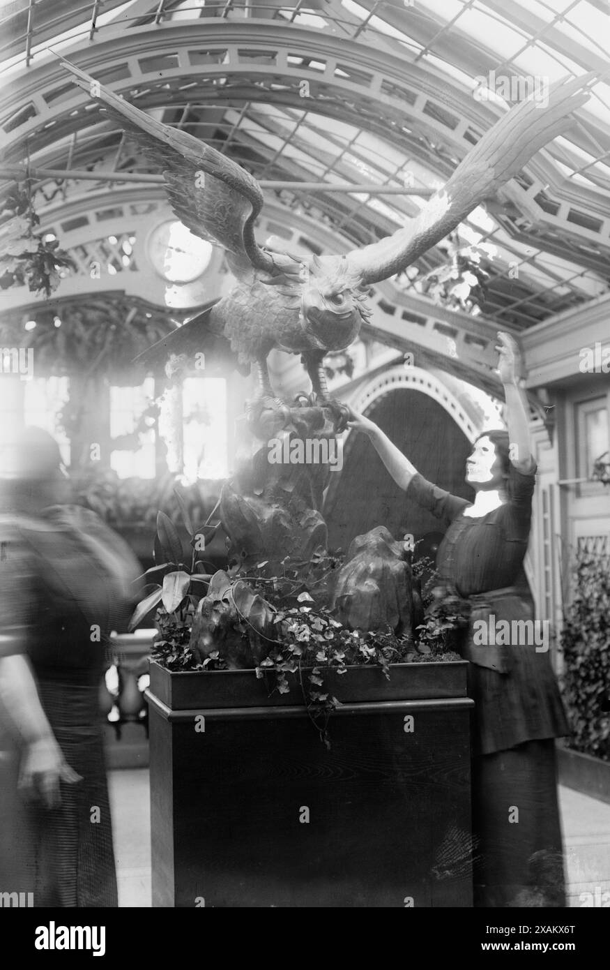Helen Keller, 1913 ans. Montre Helen Keller (1880-1968) avec son professeur Anne Sullivan Macy (1866-1936) possiblement à l'International Flower Show, New York City, avril 1913. Banque D'Images