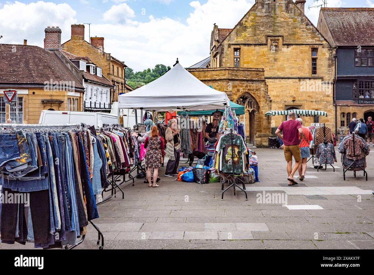 Acheteurs au marché Thursday Street dans le centre-ville de Sherborne. Sherborne est une ville de marché et une paroisse civile dans le NW Dorset, dans le sud-ouest de l'Angleterre Banque D'Images