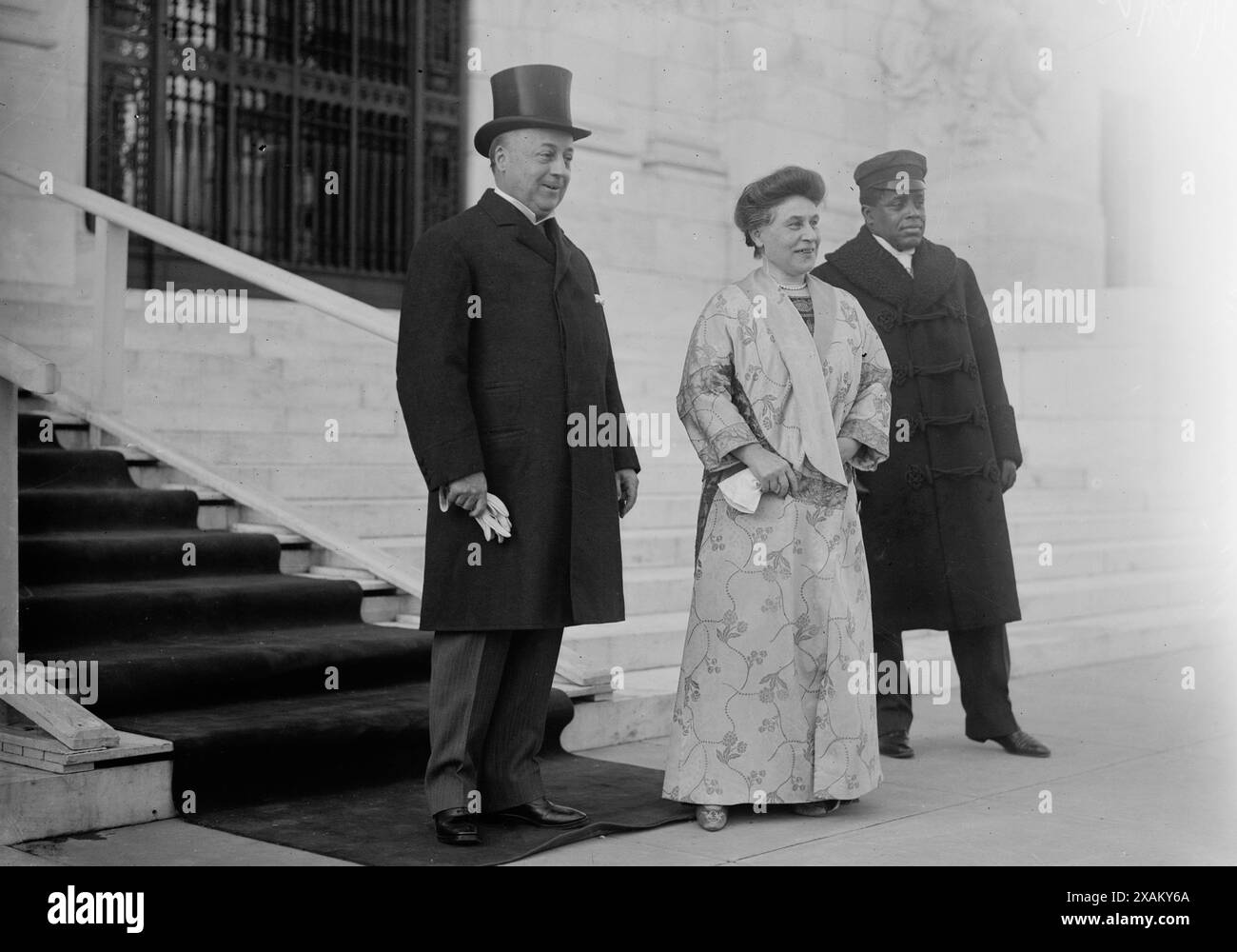 CP Knox & amp ; épouse, 1913. Montre le secrétaire d'État Philander Chase Knox (1853-1921) et sa femme qui a accueilli la réception du corps diplomatique au Pan American Building, Washington D. C. le jour de l'an 1913. Homme afro-américain se tient à côté de MRS Knox. Banque D'Images