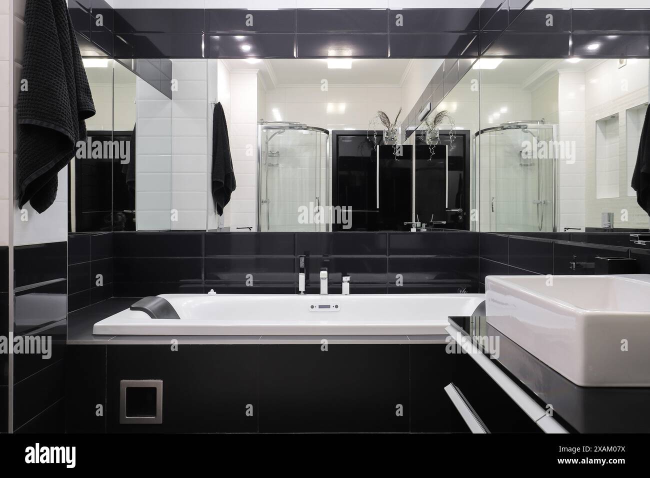 Baignoire avec hydromassage dans la salle de bain à l'intérieur noir et blanc Banque D'Images