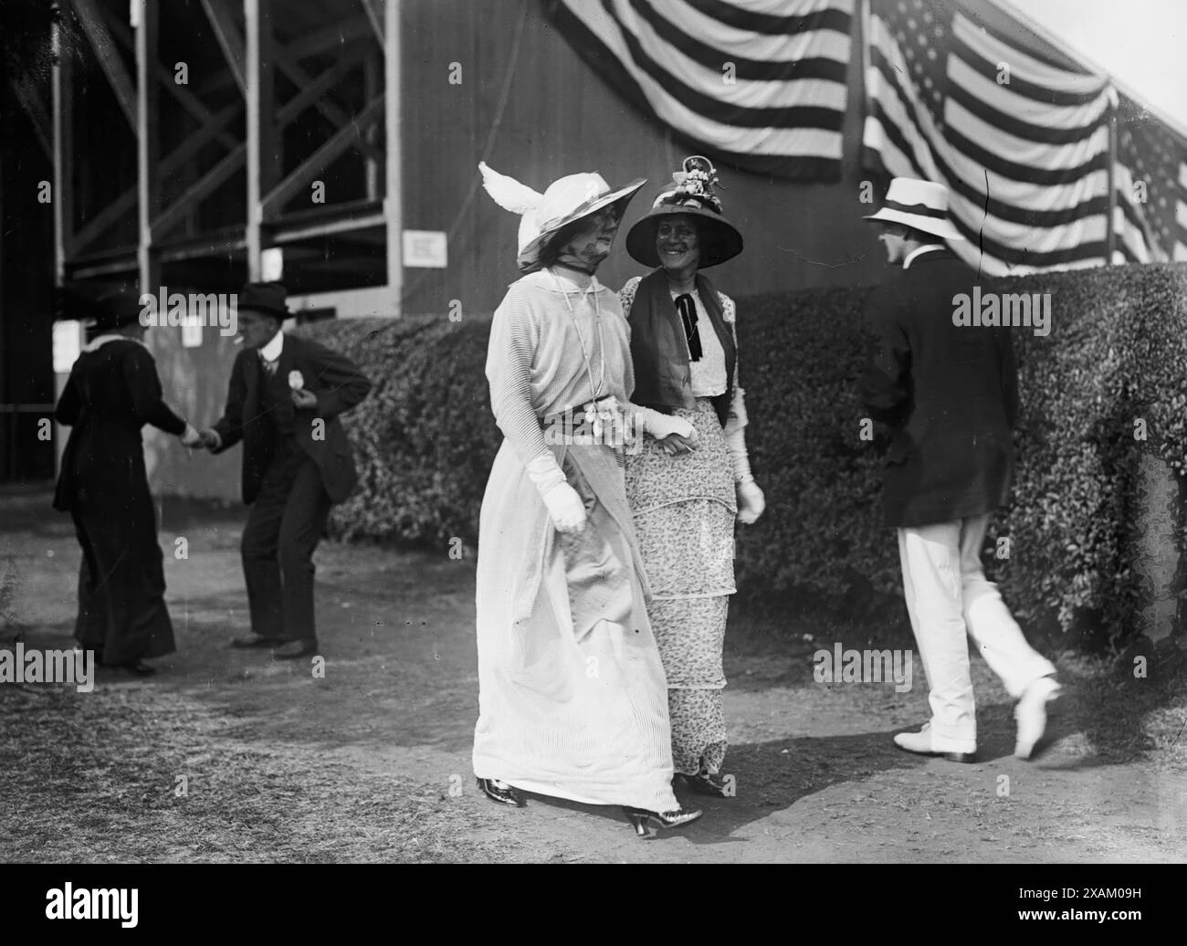 Edith Kane et MRS J. Doug. Robinson, 1913. Edith Kane et MRS J. Douglas Robinson assistent au match de polo de la Coupe Newport au Meadow Brook Field, long Island, le 14 juin 1913. Banque D'Images Edith Kane et MRS J. Doug. Robinson, 1913. Edith Kane et MRS J. Douglas Robinson assistent au match de polo de la Coupe Newport au Meadow Brook Field, long Island, le 14 juin 1913. Banque D'Images
