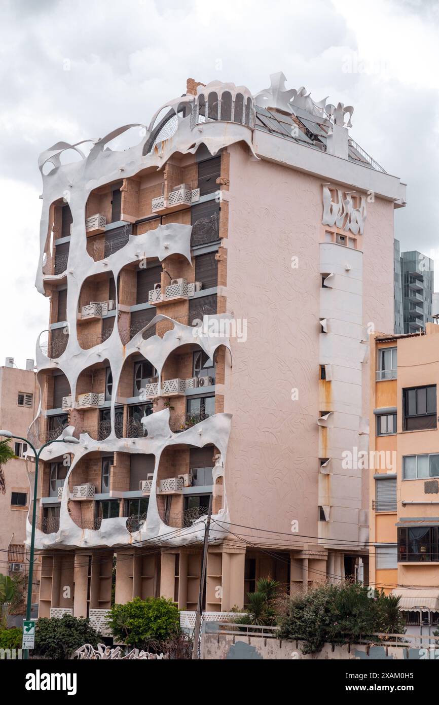 Tel Aviv, Israël - 2 octobre 2023 - la Crazy House est un immeuble postmoderniste de neuf étages, achevé en 1985, conçu par Syrian Born Arch Banque D'Images