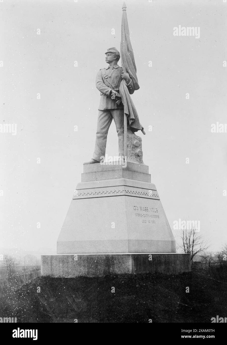 Gettysburg 13e Mass. monument, 1913. Montre le monument au 13th Massachusetts Volunteer Infantry, probablement pris lors de la Réunion de Gettysburg (la Grande Réunion) de juillet 1913, qui commémore le 50e anniversaire de la bataille de Gettysburg. Banque D'Images