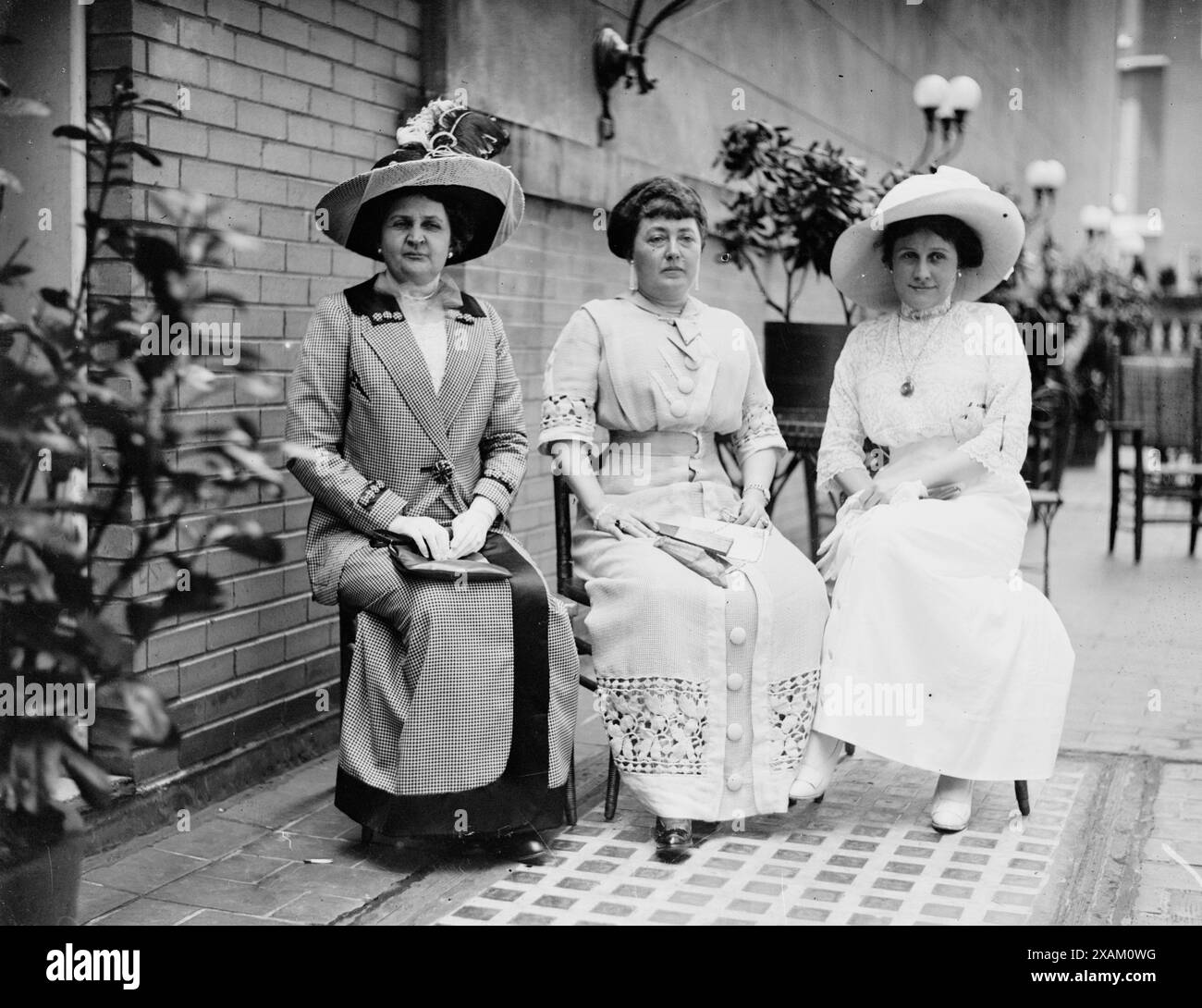 MRS Robert Crain, MRS Norman E. Mack, MRS Tom Taggart, 1912. Montre MM. Robert Crain, Norman E. Mack et Thomas Taggart, épouses de délégués à la Convention nationale démocrate de 1912 à Baltimore. Banque D'Images