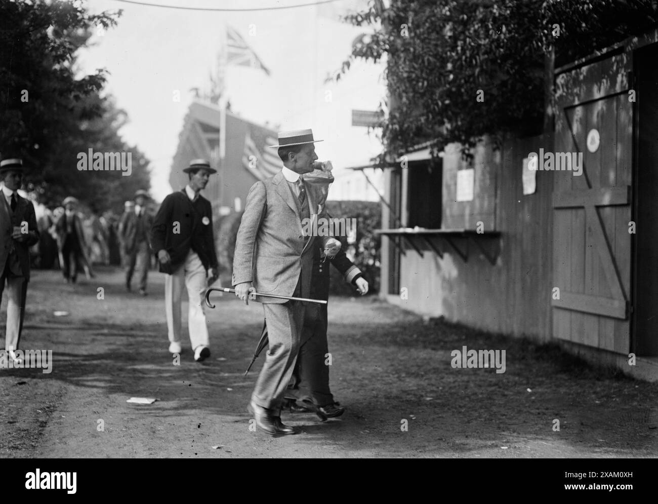 Finley Shepard & amp ; épouse, 1913 ans. Montre Mr. Finley Shepard assistant au match de polo de la Coupe Newport au Meadow Brook Field, long Island, le 14 juin 1913. Banque D'Images