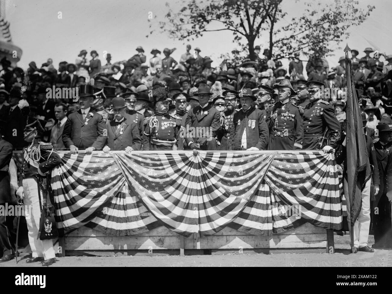 Sulzer examine G.A. R., 1913. Montre le gouverneur de New York William Sulzer à la parade avant les cérémonies de dévoilement du mémorial du cuirassé Maine, qui avait explosé dans le port de la Havane, à Cuba, pendant la guerre hispano-américaine de 1898. En 1913, le monument a été placé au Columbus Circle et à l'entrée de la 59e rue de Central Park à New York. Banque D'Images