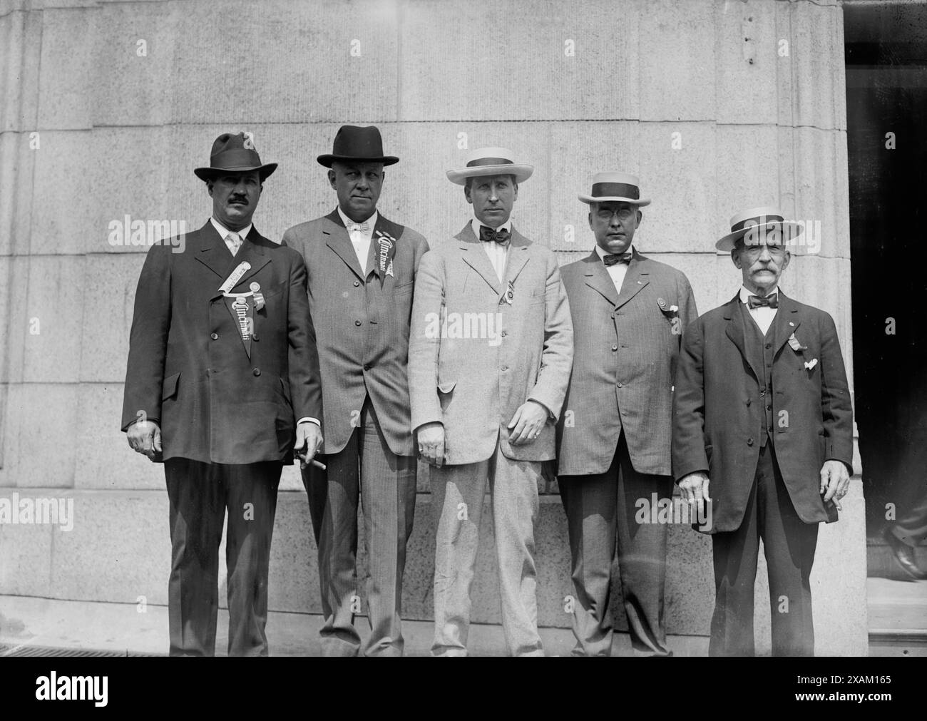 Sam B. Boyd (Knoxville), H.C. Bunker (Cin'TI), Geo. Olvanny (Dep. COM'y, N.Y.), Geo. O. Luce (Knoxville), Geo. Kelly (Bism'k), entre c1910 et c1915. Montre Sam B. Boyd, chef des pompiers de Knoxville, Henry C. Bunker, chef des pompiers de Cincinnati (1912-1916), George Washington Olvany, commissaire adjoint des pompiers à New York et George Kelly, pompier de Bismark. Congrès de l'Association internationale des chefs de pompiers du 1er septembre 1913 au 6 septembre 1913 à New York. Il a eu lieu en 1914 à la Nouvelle-Orléans et plusieurs des chefs des pompiers portent le stylo Banque D'Images