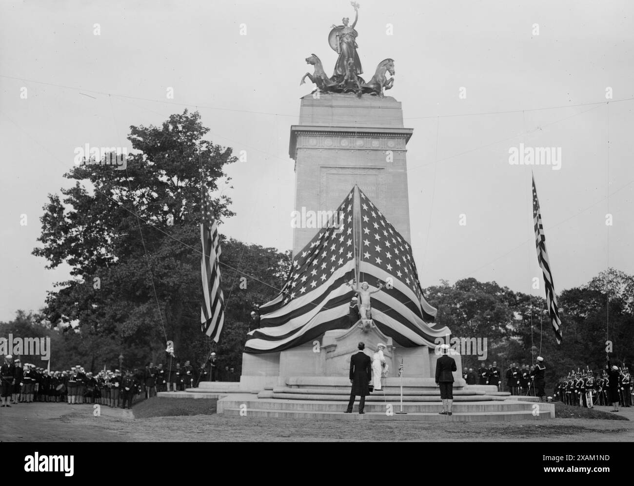 Monument du Maine, 1913. Montre le mémorial du cuirassé Maine, qui a explosé dans le port de la Havane, à Cuba, pendant la guerre hispano-américaine de 1898. En 1913, le monument a été placé au Columbus Circle et à l'entrée de la 59e rue de Central Park à New York. Banque D'Images