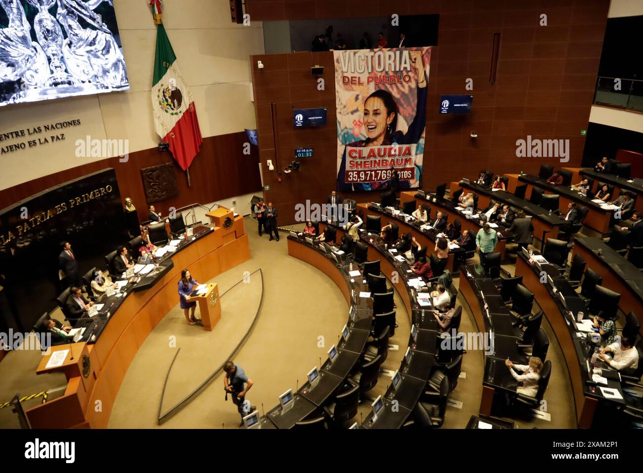 Une couverture à l'image de la présidente élue Claudia Sheinbaum Pardo est vue pendant la session législative de la Commission permanente du Congrès de l'Union. (Crédit image : © Luis Barron/eyepix via ZUMA Press Wire) USAGE ÉDITORIAL SEULEMENT! Non destiné à UN USAGE commercial ! Banque D'Images