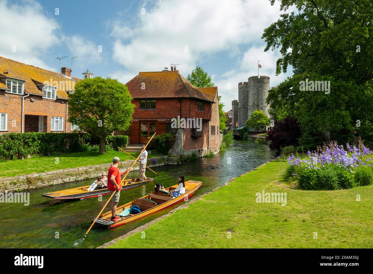 Bateaux de puntage sur la rivière Stour à Canterbury, Kent, Angleterre. Banque D'Images