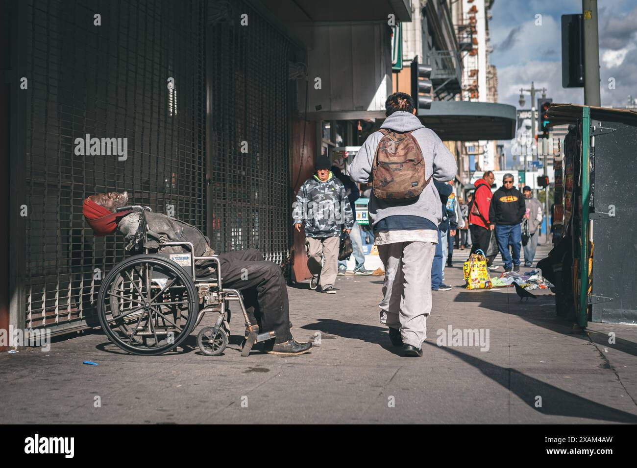 Sans-abri appauvri dans un fauteuil roulant dans les rues de Los Angeles, Californie, États-Unis Banque D'Images