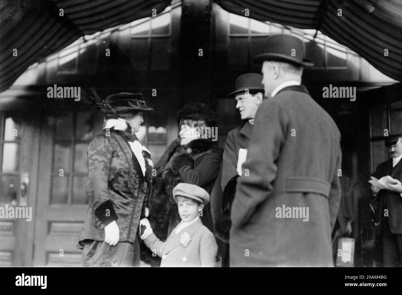 MRS C.D. Gibson -- MRS W. Astor &amp ; fils, entre c1910 et c1915. MRS Charles Dana Gibson, l'ancienne Irene Langhorne (décédée en 1956) avec sa sœur Nancy Astor, vicomtesse Astor (1879-1964), l'épouse de Waldorf Astor, 2e vicomte Astor et son fils ; William Waldorf Astor, 3e vicomte Astor (1907-1966). Banque D'Images