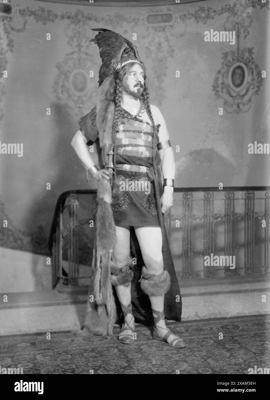 Albert Herter, 1914 ans. Artistes Albert Herter (1871-1950) habillé en empereur byzantin Justinien pour un concours vénitien qui faisait partie du bal des beaux-arts organisé par la Society of Beaux Arts Architects, tenu à l'Hôtel Astor, New York City le 20 février 1914. Banque D'Images