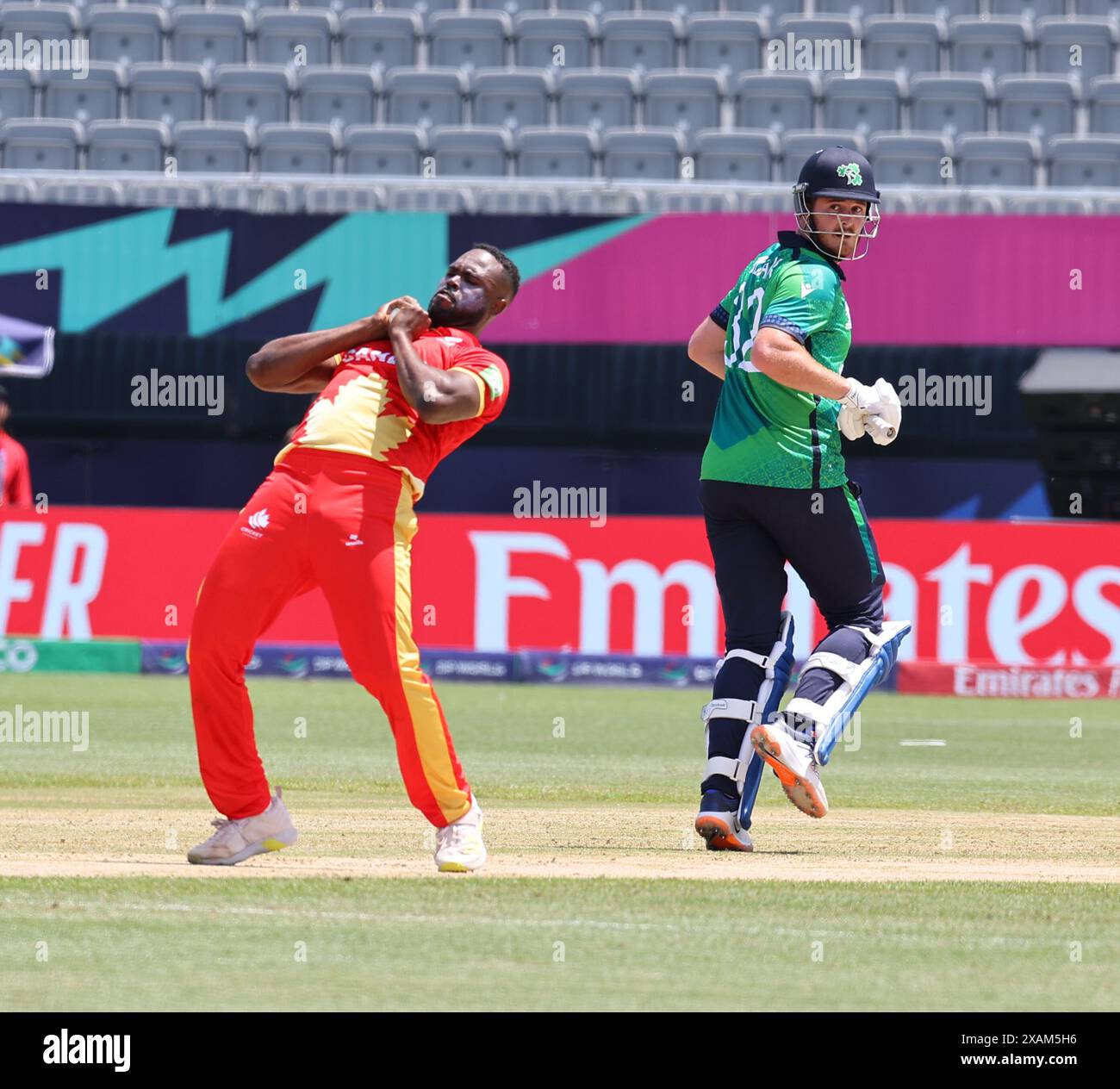 NewYork, États-Unis. 7 juin 2024. Coupe du monde de cricket masculin de l'ICC Canada v IRLANDE Canada gagné par 12 courses le Canada a fait 137 pour 7 en 20 overs. Et l'Irlande 125 -7 au Nassu County International Cricket Stadium, East Meadow, NY. Dans la photo : Heylinger du Canada prend la prise d'Adair lui-même. Adair of Ireland C & B par Heyliger canada crédit : Seshadri SUKUMAR/Alamy Live News Banque D'Images