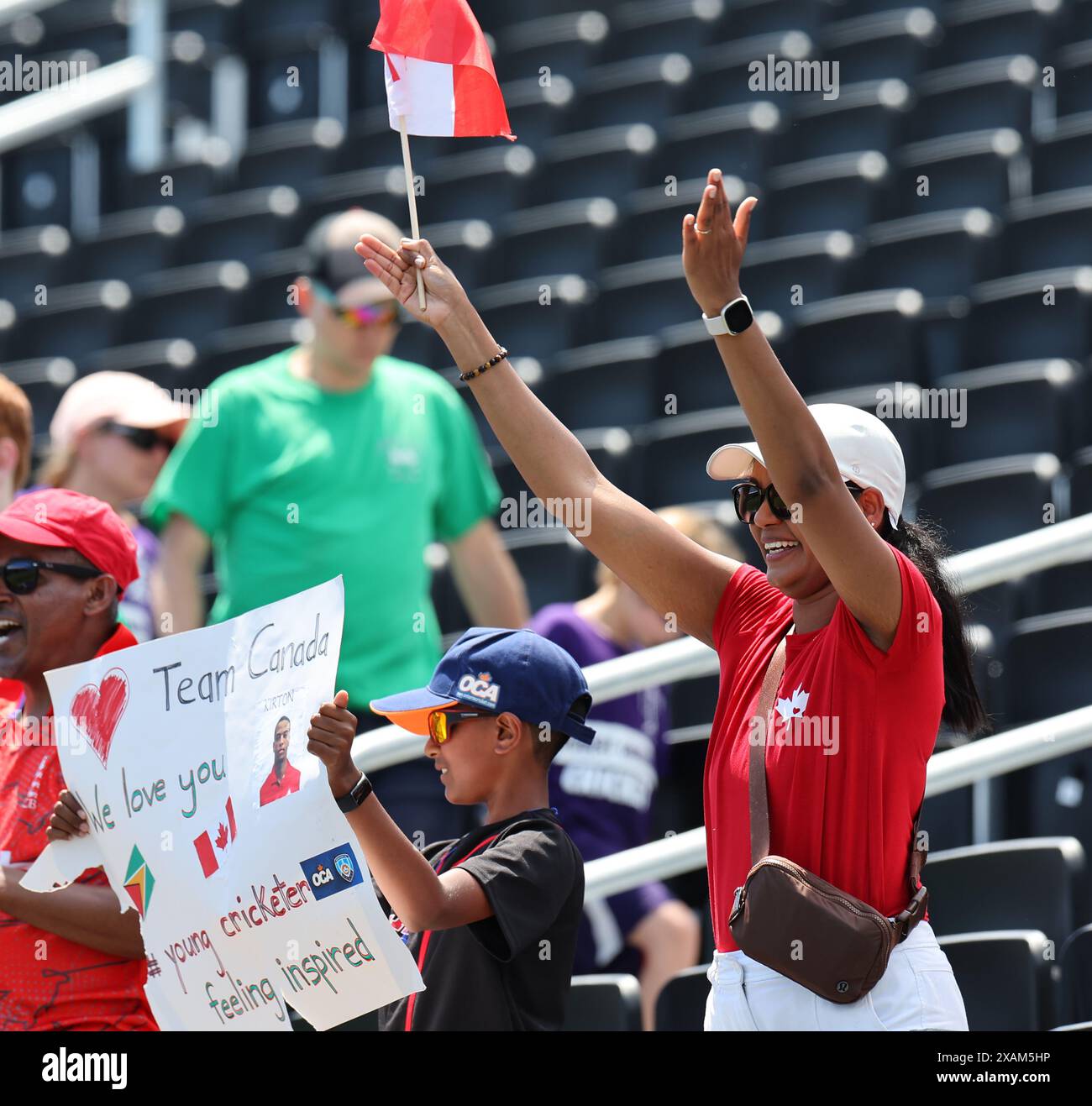 NewYork, États-Unis. 7 juin 2024. Coupe du monde de cricket masculin de l'ICC Canada v IRLANDE Canada gagné par 12 courses le Canada a fait 137 pour 7 en 20 overs. Et l'Irlande 125 -7 au Nassu County International Cricket Stadium, East Meadow, NY. Dans la photo : les fans du Canada célèbrent. Crédit : Seshadri SUKUMAR/Alamy Live News Banque D'Images