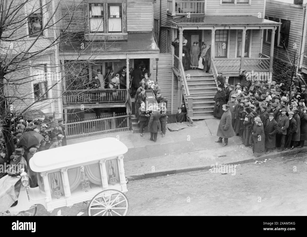 Corps de Dago Frank transporté au corbillard, 1914. Montre les funérailles de "Dago Frank" Cirofici, un criminel de New York reconnu coupable du meurtre d'Herman Rosenthal, avec ses associés Harry Horowitz "Gyp the Blood", Louis Rosenberg (Rosenweig) "Lefty Louis", et "Whitey" Lewis (Frank Seidenshner) le 16 juillet 1912. Les quatre hommes ont été exécutés à la prison de Sing Sing, Ossining, New York, le 13 avril 1914. Banque D'Images