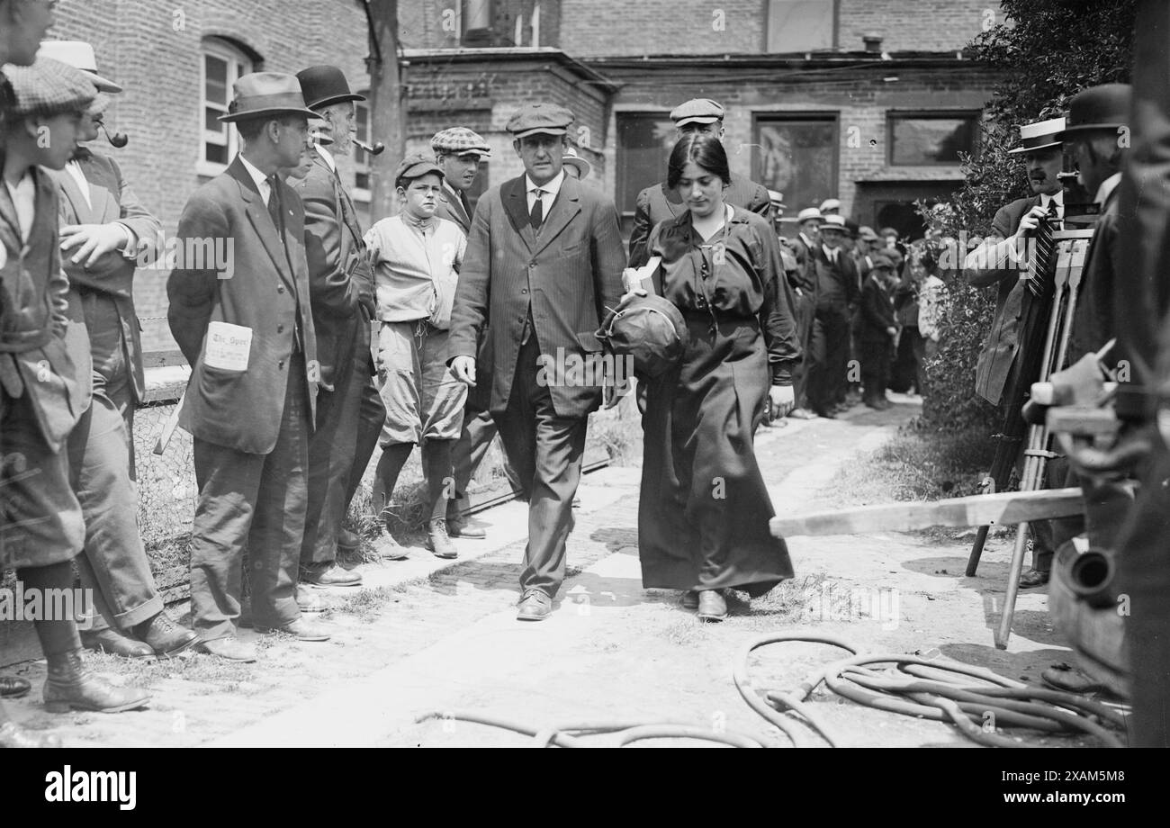 Becky Edelson [c.-à-d., Edelsohn] en état d'arrestation -- Tarrytown, 1914. Montre Rebecca Edelsohn (c. 1889 ou 1892-1973) après son arrestation pour avoir tenté d'organiser une réunion de masse en plein air à Fountain Square, Tarrytown, New York, le 30 mai, sans permis. Edelsohn et d'autres membres de l'I.W.W. protestaient contre la violence au travail à Ludlow, Colorado et se sont rendus à Tarrytown pour dénoncer John D. Rockefeller, Jr. Banque D'Images