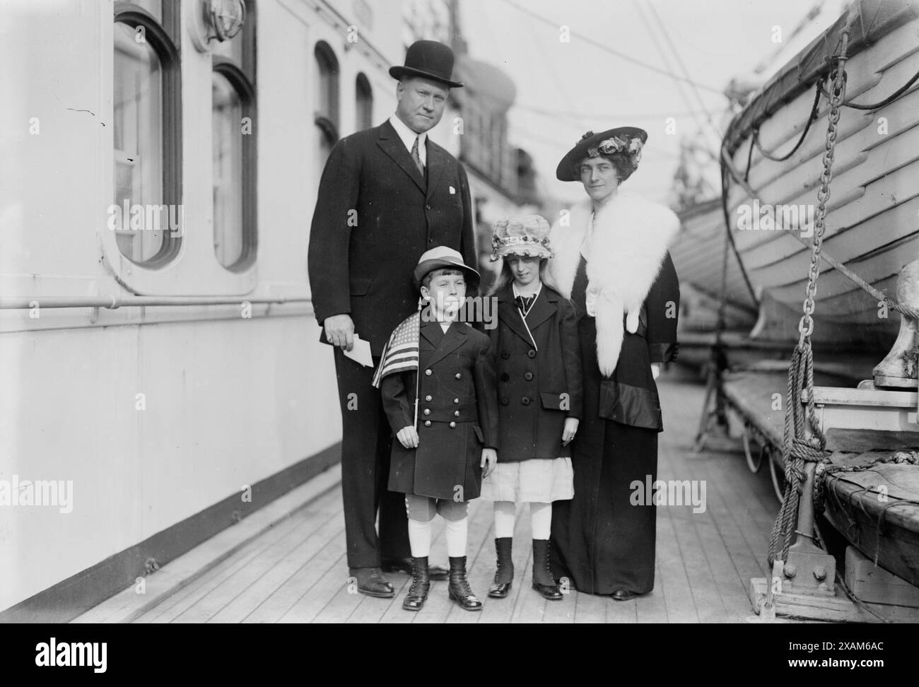 H.W. Thornton &amp ; famille, entre c1910 et c1915. L'homme d'affaires Sir Henry Worth Thornton (1871-1933), surintendant général du long Island Rail Road (1911-1914), directeur général du Great Eastern Railway en Angleterre (1914-1922) et président du Canadian National Railways (1922-1932), avec sa femme (Virginia D. Blair) et ses deux enfants. James Worth Thornton et Anna Blair Thornton. Banque D'Images