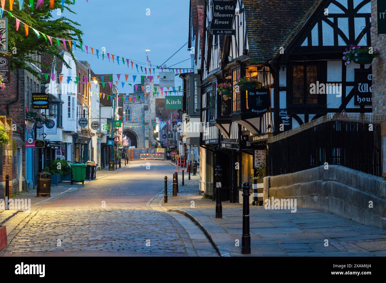 Aube sur High Street dans le centre-ville de Canterbury, Angleterre. Banque D'Images