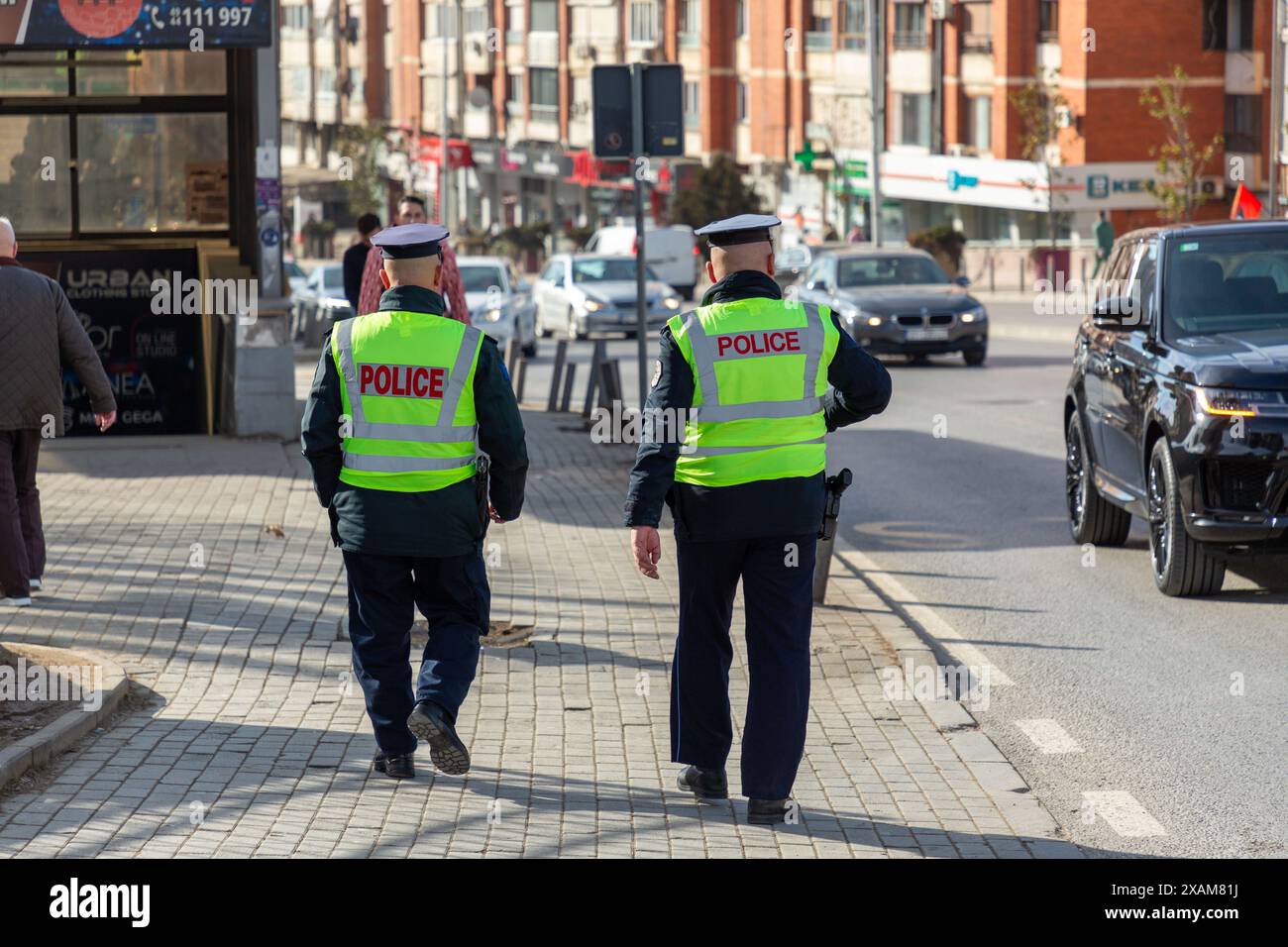 Pristina, Kosovo - 5 février 2024 : deux policiers kosovars marchent dans la Rruga Bill Klinton à Pristina, au Kosovo. Banque D'Images