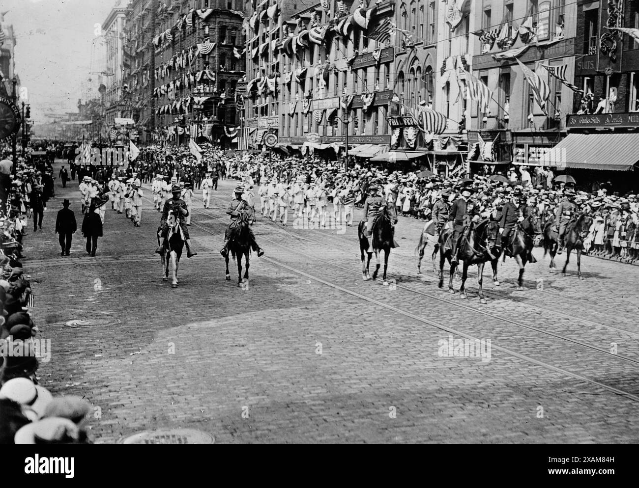 G.A.R. Parade, Rochester, entre c1910 et c1915. Montre les vétérans de la Grande Armée de la République dans un défilé, Rochester, New York. Banque D'Images