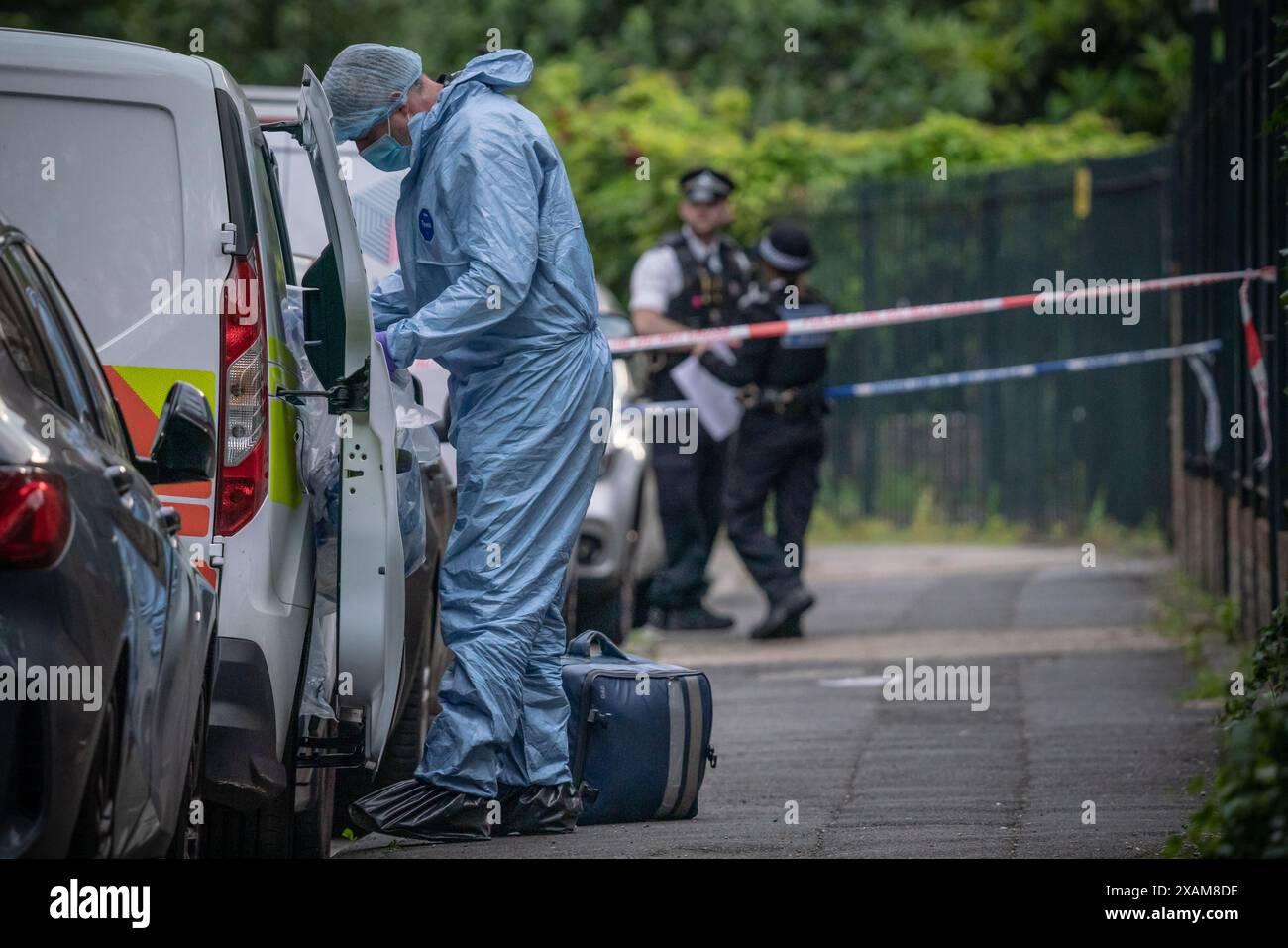 Londres, Royaume-Uni. 7 juin 2024. La police et les équipes médico-légales restent sur une scène de crime après que Robert Robinson, 21 ans, ait été poignardé et tué à Deptford, au sud-est de Londres, jeudi 6. La police a été appelée à Carteret Way à Deptford SE8 vers 22 :35 jeudi soir pour signaler un coup de couteau. Mais malgré les efforts de la police et des ambulanciers paramédicaux, Robinson a été déclaré mort sur les lieux. Le 11 février 2026, Jackson Uwagboe, 19 ans, de Lewisham, a été reconnu coupable du meurtre de Robinson, dans une attaque « brutale et soutenue ». Crédit : Guy Corbishley/Alamy Live News Banque D'Images