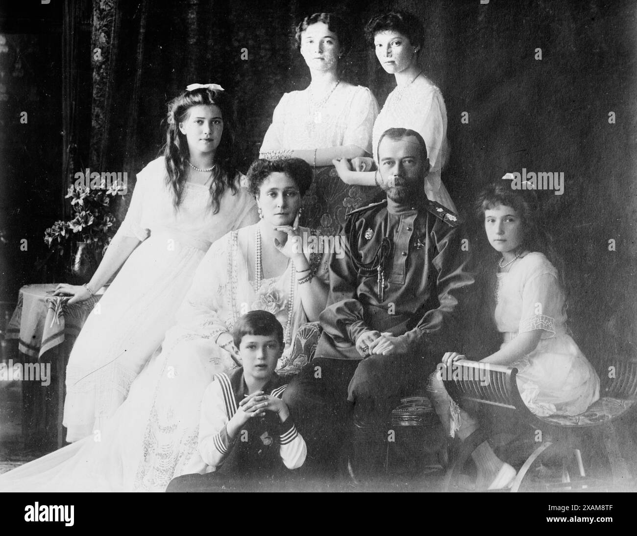 Famille royale russe, 1914. Montre les membres des Romanov, la dernière famille royale de Russie comprenant : assis (de gauche à droite) Marie, la reine Alexandra, le tsar Nicolas II, Anastasia, Alexei (devant), et debout (de gauche à droite), Olga et Tatiana. Banque D'Images