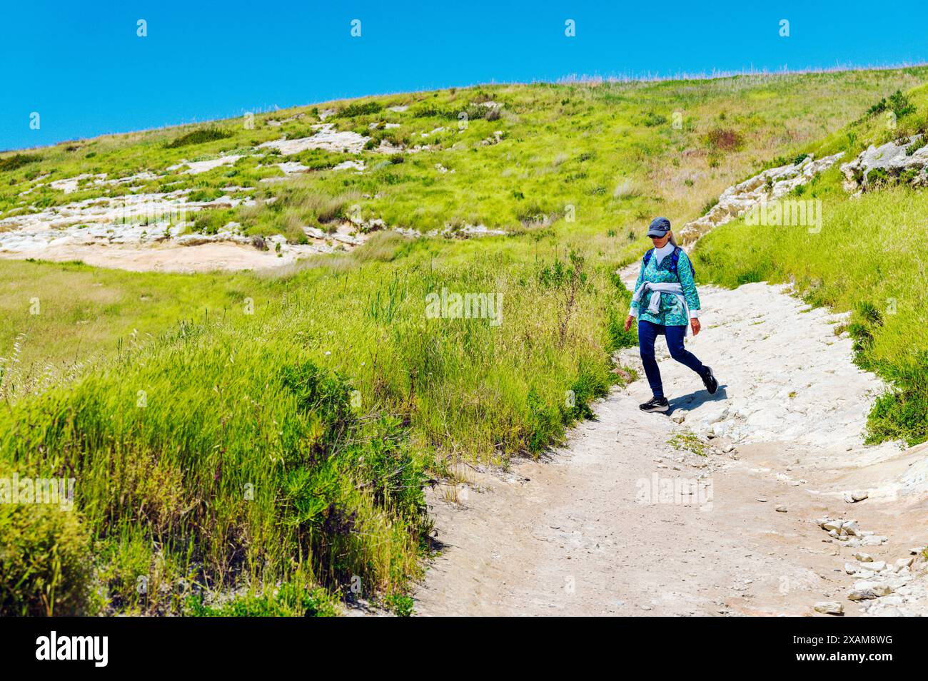 Randonneuse touristique senior ; île de Santa Cruz ; parc national des îles Anglo-Normandes, côte de l'océan Pacifique ; Californie ; États-Unis Banque D'Images