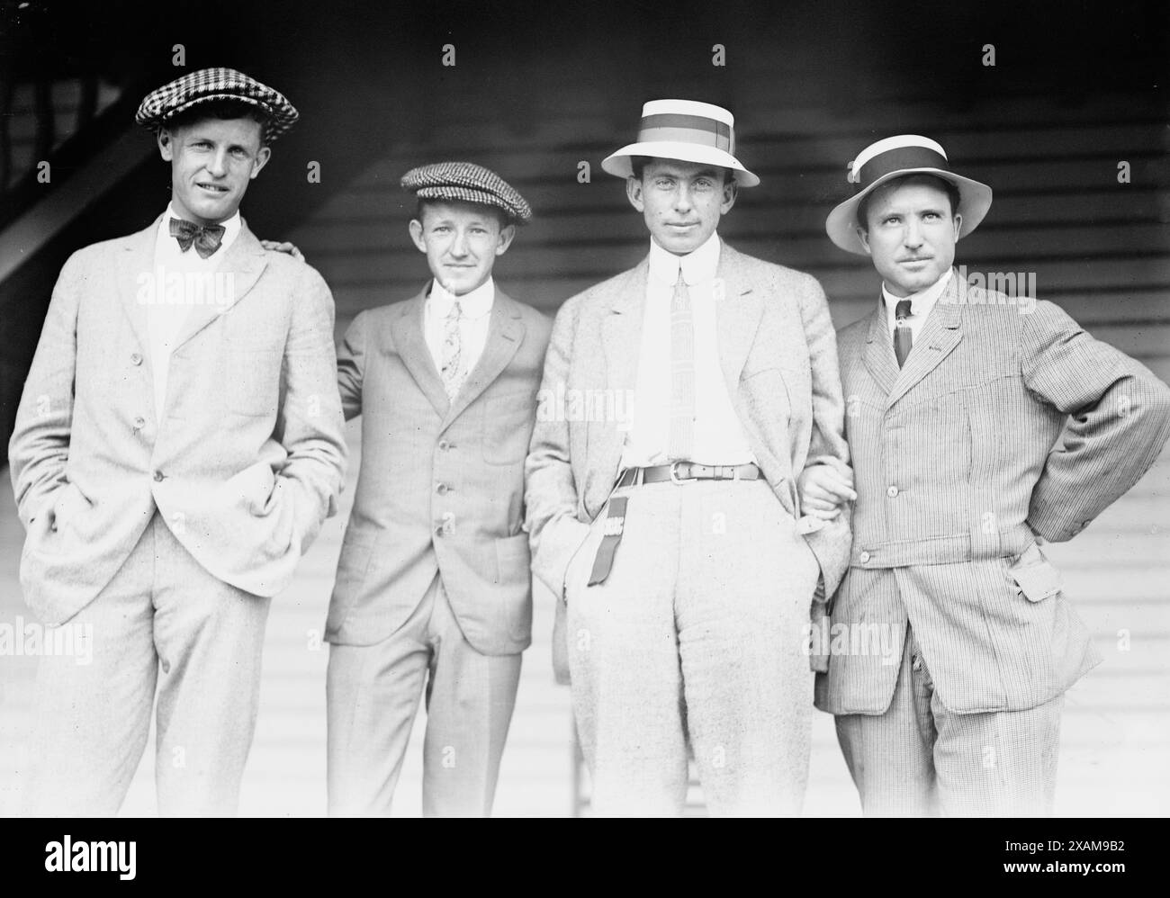 Murray, Johnston, McLaughlin [c. ‐ à ‐ d. McLoughlin], Bundy, 1914. montre les joueurs de tennis Maurice Evans McLoughlin (1890-1957), William "Little Bill" Johnston (1894-1946), et Thomas Clark Bundy (1881-1945). Banque D'Images