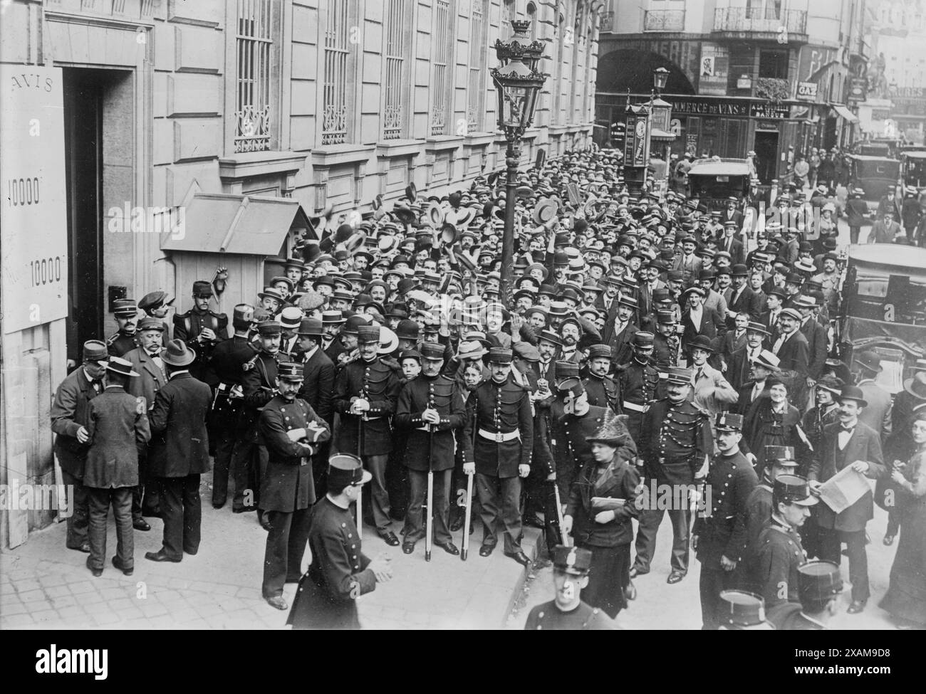 Paris -- foule devant la Banque de France, entre c1910 et c1915. Banque D'Images