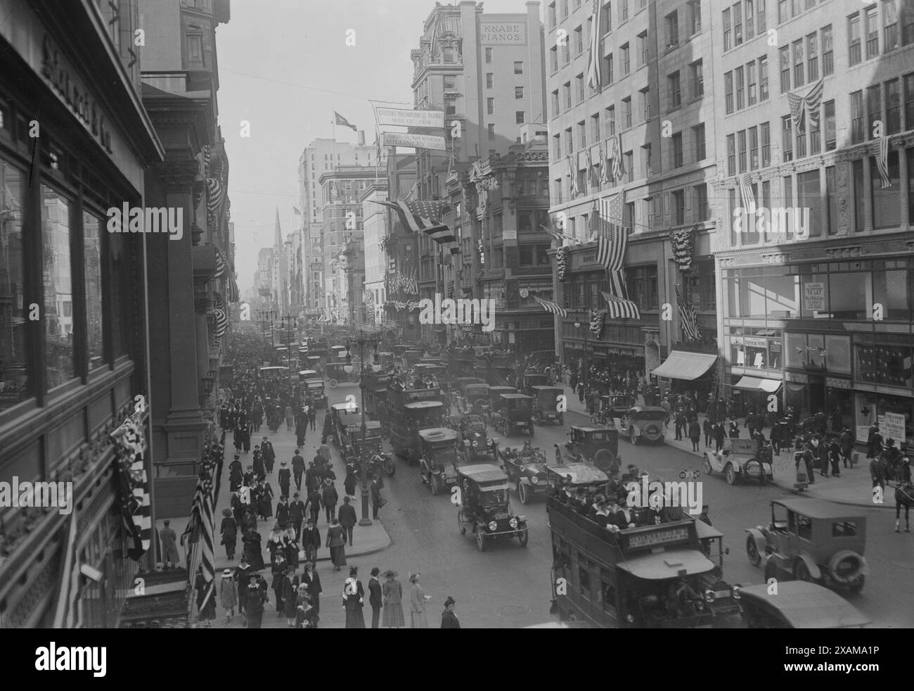 Cinquième avenue décorée pour la parade du 13/05/16, 1916. Montre vue vers le nord-est le long de la 5e avenue, entre la 39e et la 40e rue, New York, pendant le défilé de préparation des citoyens qui a eu lieu le 13 mai 1916. Banque D'Images