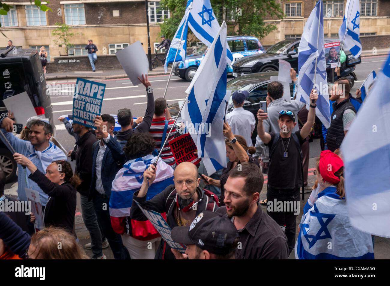 Swiss Cottage, Londres, 7 juin 2024. Rassemblement pro-palestinien avec contre-rassemblement pro-israélien « assez c’est assez » demandant à la police métropolitaine de mettre fin à toutes les marches pro-palestiniennes qui semblent soutenir le terroriste du Hamas et la destruction d’Israël depuis le début de la guerre Israël/Hamas le 7 octobre 2023. Les partisans pro-palestiniens à la sortie du rassemblement comptaient les partisans pro-israéliens. Crédit : Rena Pearl/Alamy Live News Banque D'Images