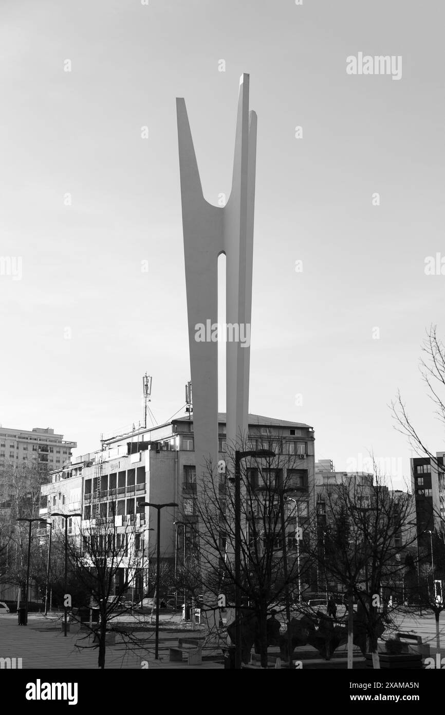 Pristina, Kosovo - 5 février 2024 : le Monumnet de l'unité et de la Fraternité situé sur la place Adem Jashari à Pristina, la capitale du Kosovo. Banque D'Images