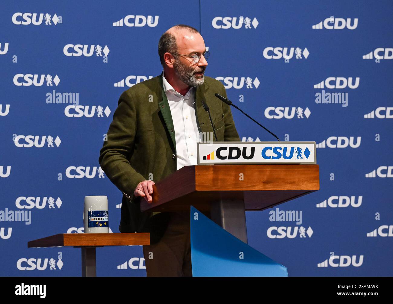 Muenchen GER, Wahlkampfschlussspurt von CDU und CSU zur Europawahl 2024, Loewenbraeukeller Muenchen, 07.06.2024. Manfred Weber Spitzenkandidat der CSU, Partei- und Fraktionsvorsitzender der EVP, Mitglied des Europaeischen Parlaments BEI seiner Rede / Ansprache auf dem podium / der Buehne. GER, Wahlkampfkundgebung von CDU und CSU zur Europawahl 2024, Loewenbraeukeller Muenchen, 07.06.2024. *** Munich GER, rassemblement final de campagne de la CDU et de la CSU pour les élections européennes de 2024, Loewenbraeukeller Munich, 07 06 2024 Manfred Weber premier candidat de la CSU, chef de parti et de groupe du PPE, membre Banque D'Images