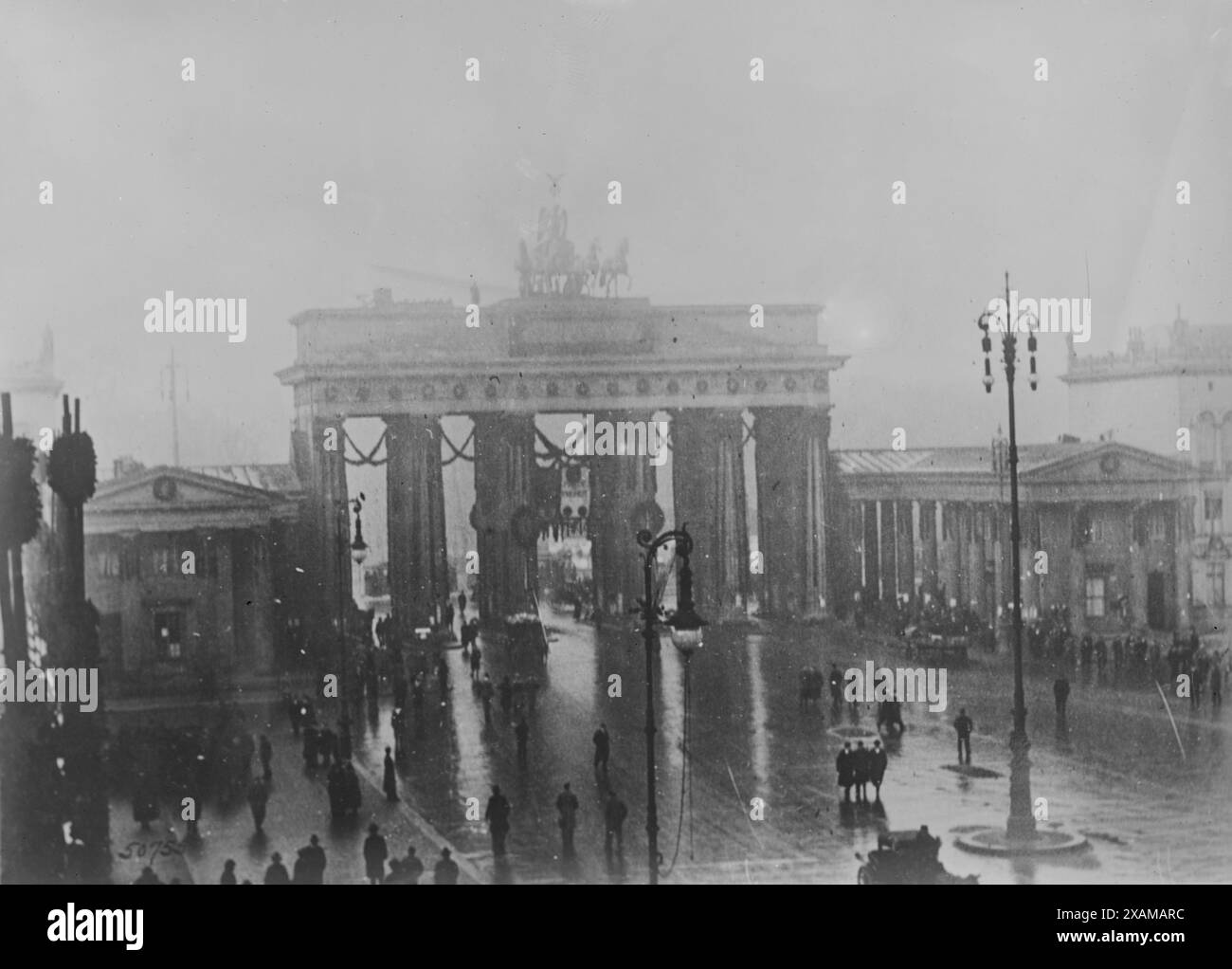 Berlin Riots, Jan. 1919, 1919. Montre une photographie du corps de signalisation des États-Unis des troubles à Berlin, en Allemagne, y compris des escouades de mitrailleuses stationnées au sommet de la porte de Brandebourg et des troupes fidèles au gouvernement Ebert commandant l'entrée de l'Unter den Linden et de la propriété gouvernementale voisine. Banque D'Images