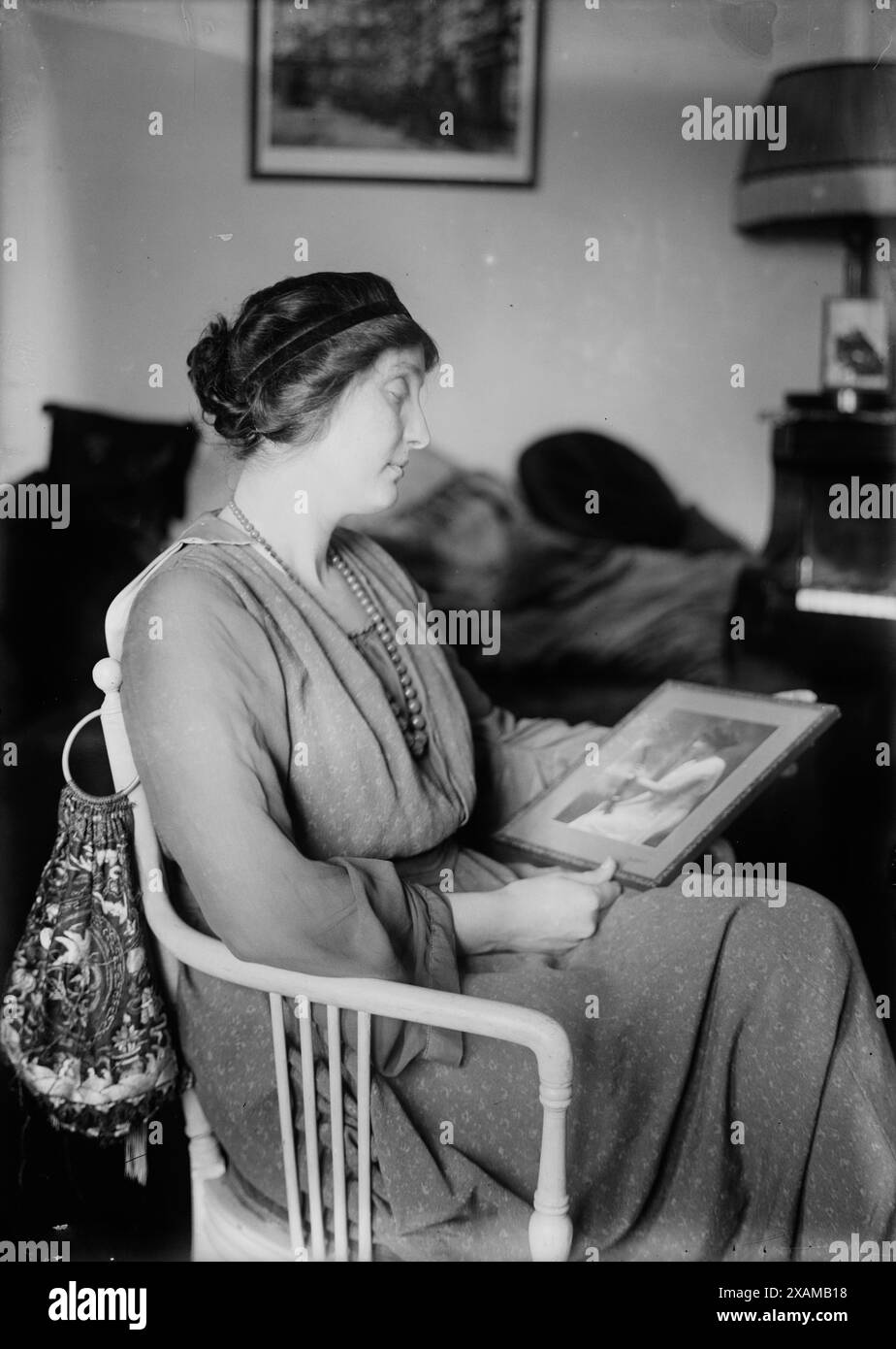 Rosalie Miller, entre c1915 et c1920. Montre la chanteuse et violoniste Rosalie Miller (1888-1972) regardant une image encadrée. Banque D'Images