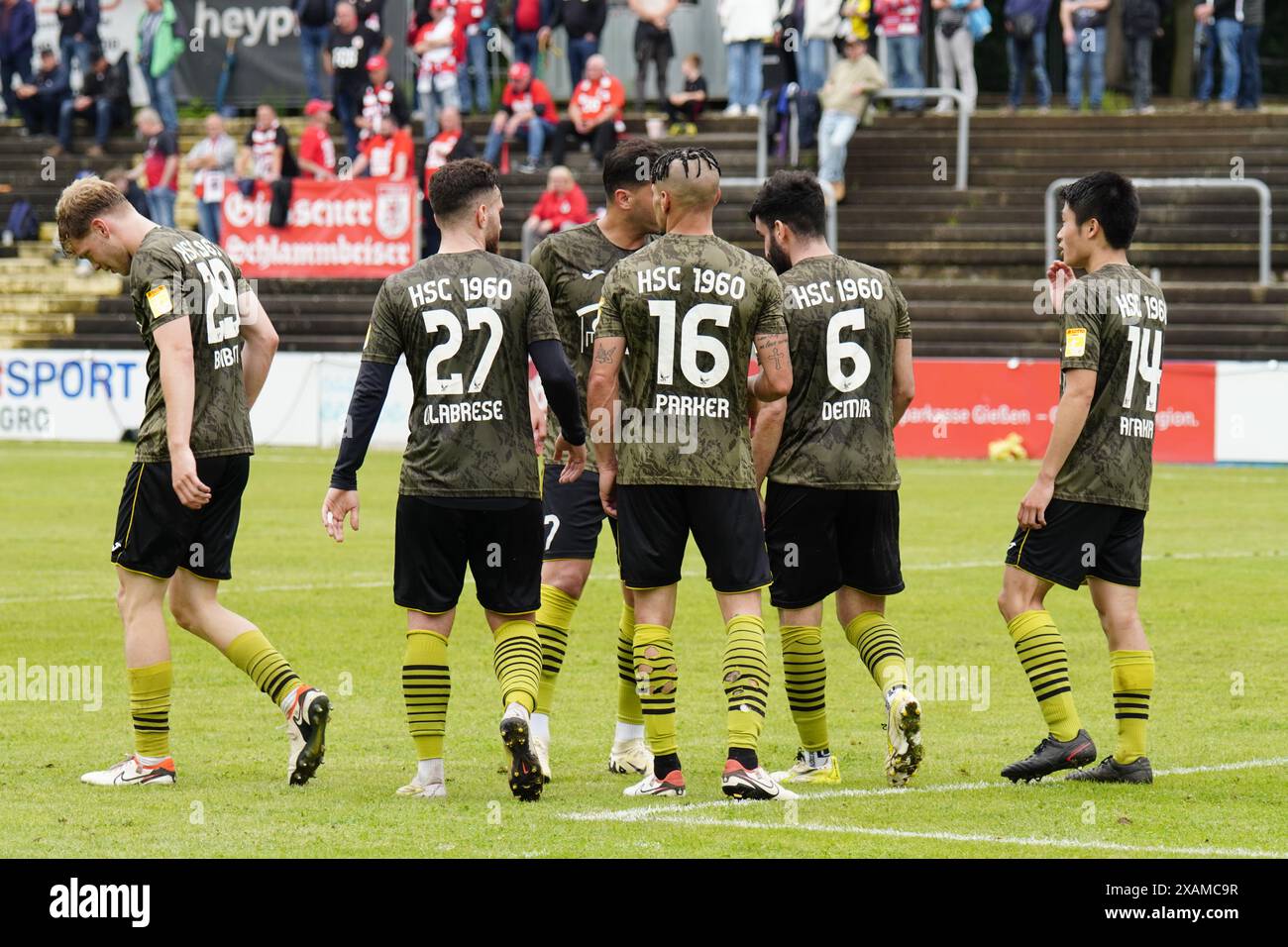 Les joueurs du Hanauer SC 1960 se réjouissent et s'embrassent après avoir marqué contre le FC Gießen lors de leur dernier match de Hessenliga 2024. Banque D'Images