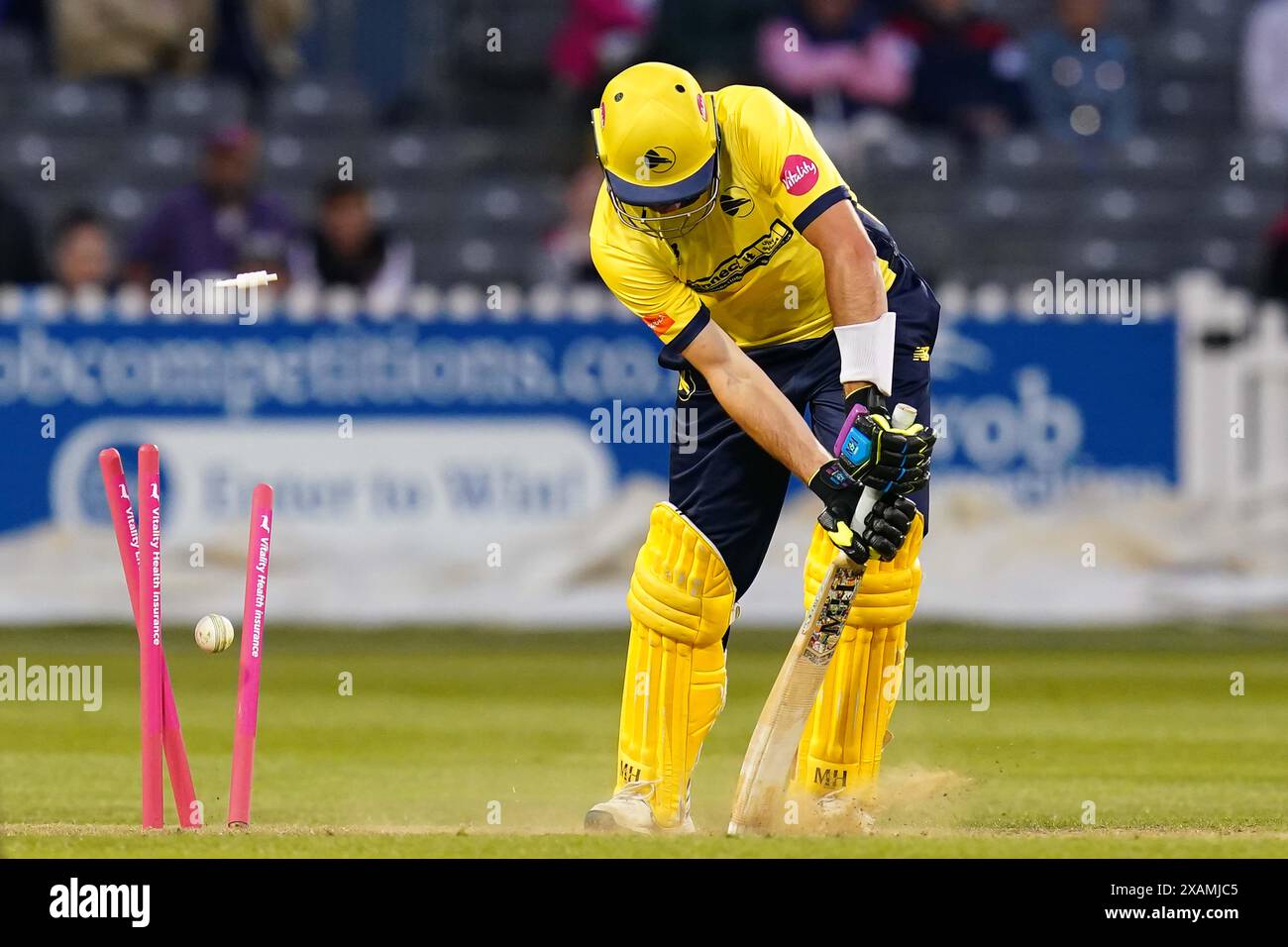 Bristol, Royaume-Uni, 7 juin 2024. James Fuller du Hampshire est joué par Ajeet Singh Dale du Gloucestershire lors du T20 Vitality Blast match entre le Gloucestershire et les Hampshire Hawks. Crédit : Robbie Stephenson/Gloucestershire Cricket/Alamy Live News Banque D'Images