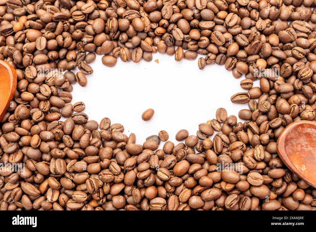 Des grains de café entiers, symphonie de teintes brunes, gisent éparpillés, invitant à un voyage sensoriel. Parfait pour café-restaurant Banque D'Images