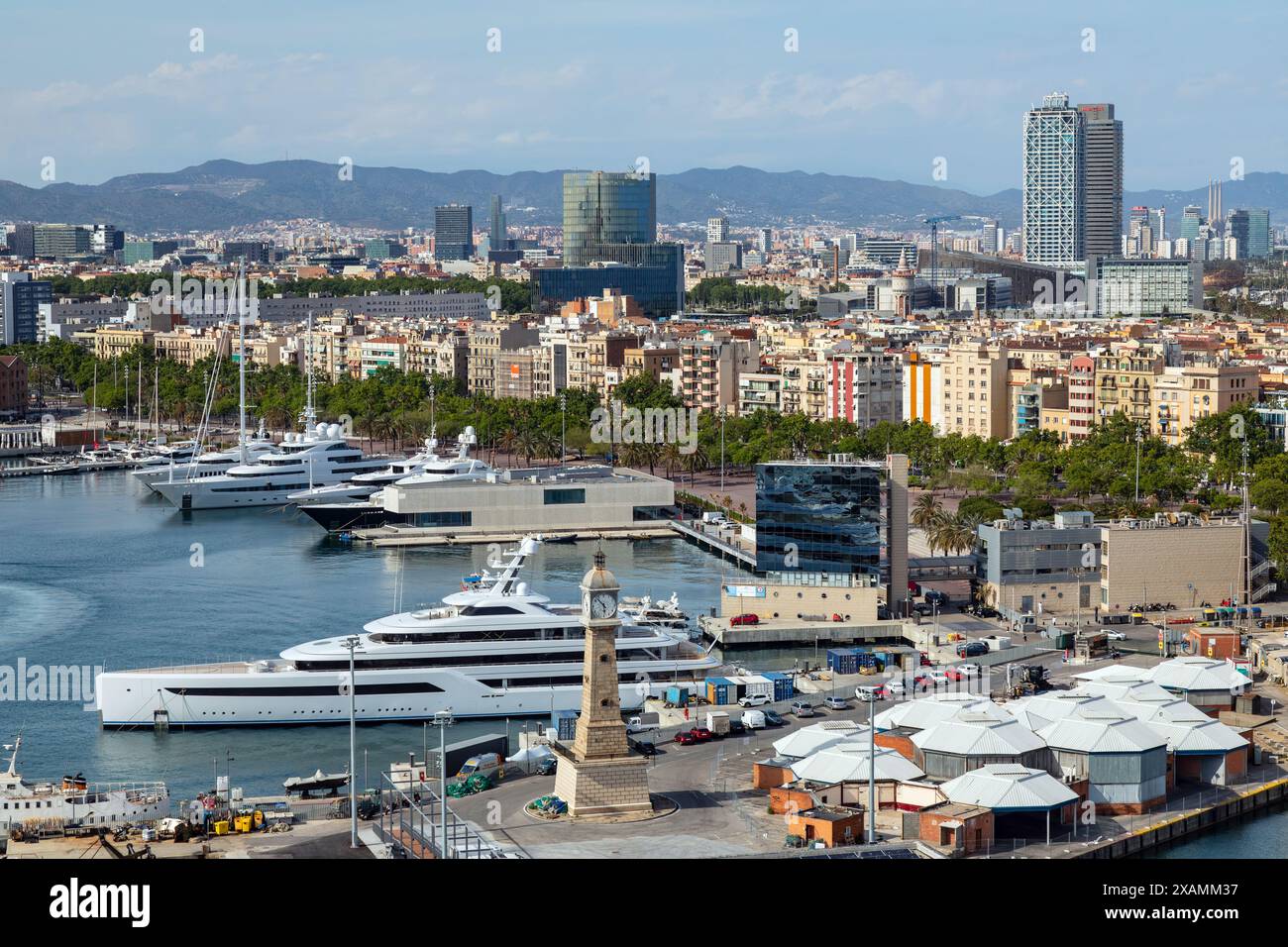 Zen superyacht amarré à Port Vell - le vieux port de Barcelone, Barcelone , Espagne. Banque D'Images