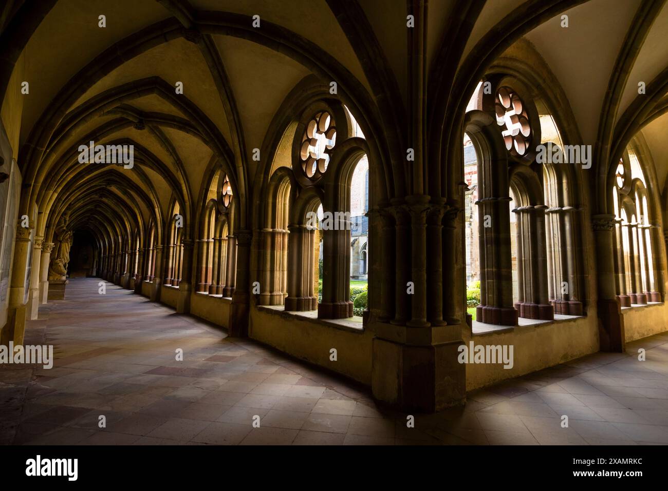 Les cloîtres gothiques de la cathédrale Saint-Pierre sont reliés à la Liebfrauenkirche ou église notre-Dame de Trèves, en Allemagne. Banque D'Images