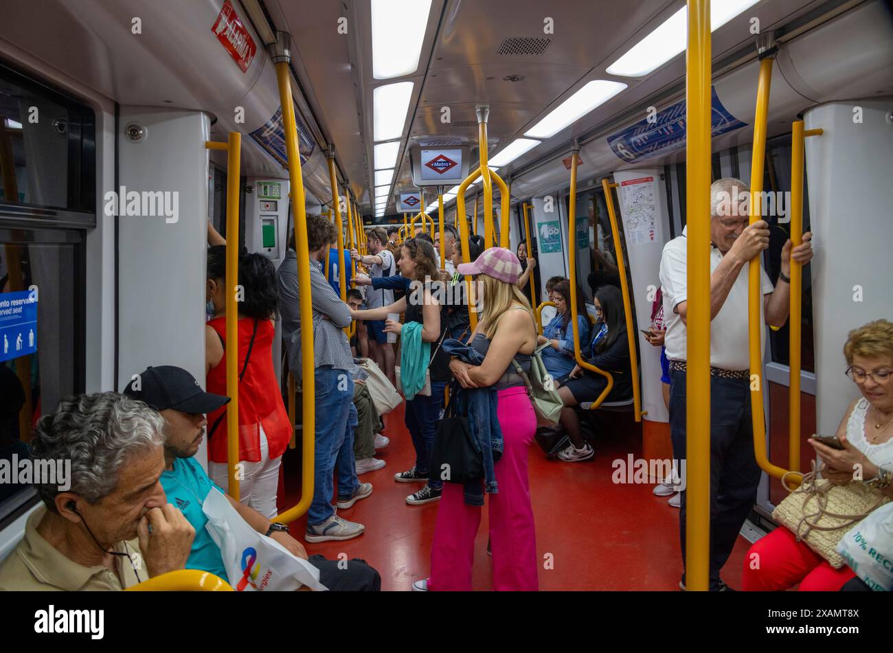 Passagers dans le train de métro, Madrid, Espagne Banque D'Images