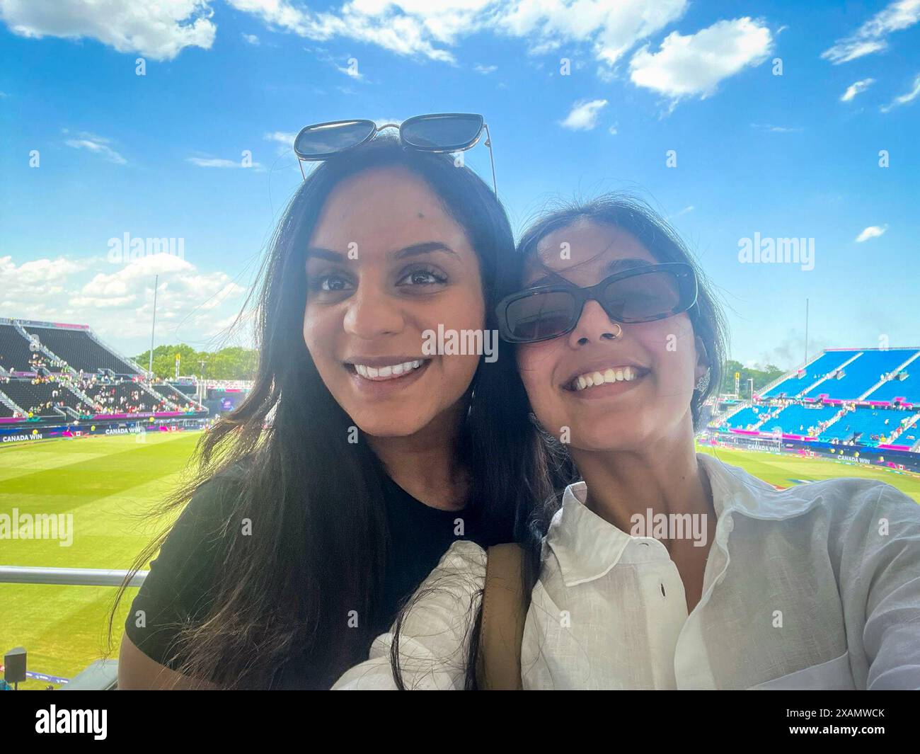 NewYork, États-Unis. 7 juin 2024. Coupe du monde de cricket masculin de l'ICC Canada v IRLANDE Canada gagné par 12 courses le Canada a fait 137 pour 7 en 20 overs. Et l'Irlande 125 -7 au Nassu County International Cricket Stadium, East Meadow, NY. Dans l'image : n l'image : 2 filles d'humeur jubilante appréciant le cricket entre le Canada et l'Irlande au Nassu County International Cricket Stadium, East Meadow, NY. Crédit : Seshadri SUKUMAR/Alamy Live News Banque D'Images