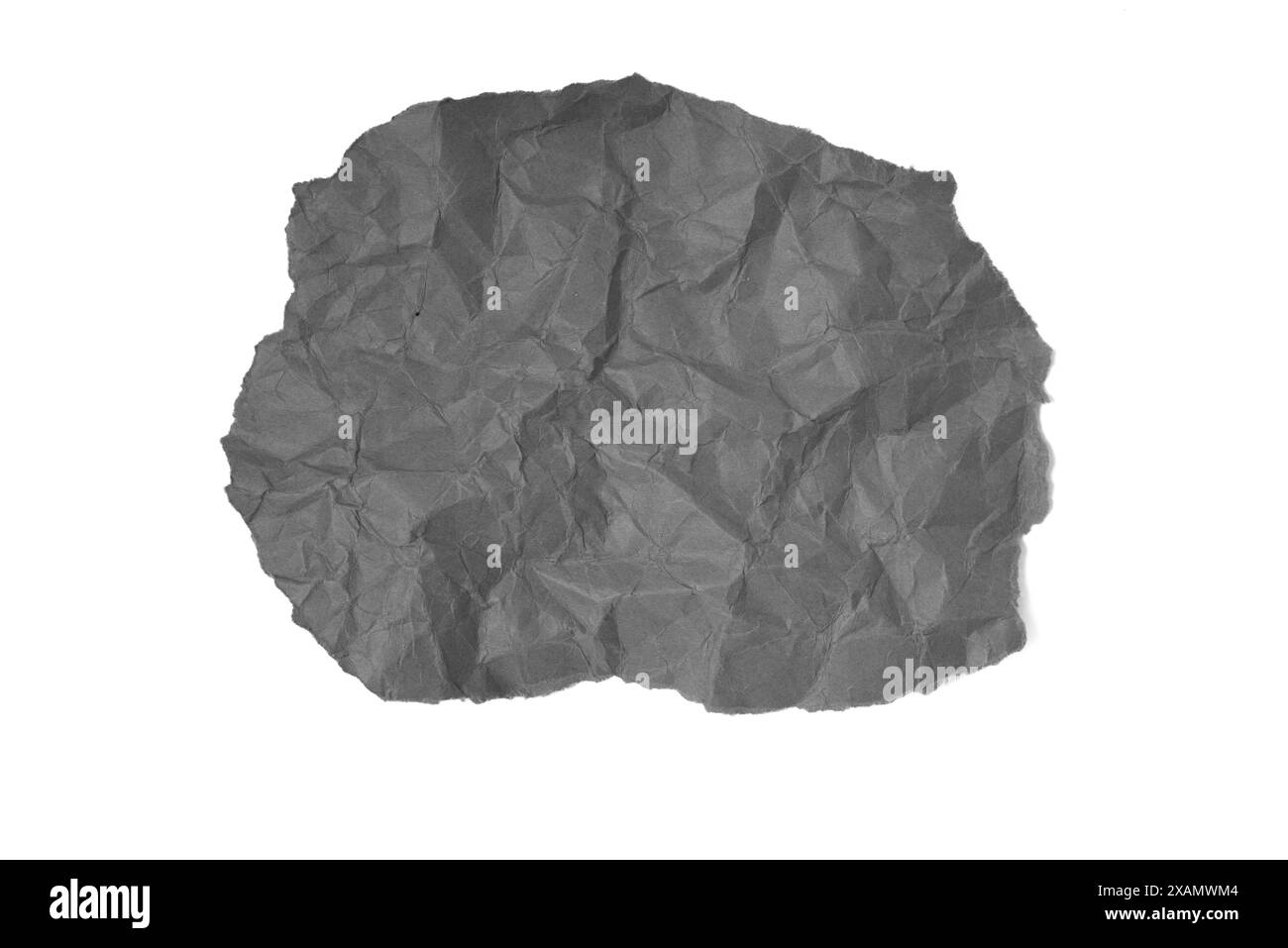 Morceau de papier gris froissé avec des bords déchirés isolé sur fond blanc. Espace pour le texte. Banque D'Images