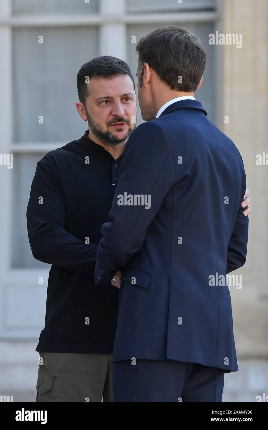 Paris, France. 07 octobre 2023. Julien Mattia/le Pictorium - Volodymyr Zelensky à l'Elysée, 7 juin 2024 - 07/10/2023 - France/Ile-de-France (région)/Paris - le Président Emmanuel Macron et son épouse Brigitte Macron ont reçu le Président ukrainien Volodymyr Zelensky et son épouse Olena Zelenska au Palais de l'Elysée à Paris le 7 juin 2024. Crédit : LE PICTORIUM/Alamy Live News Banque D'Images